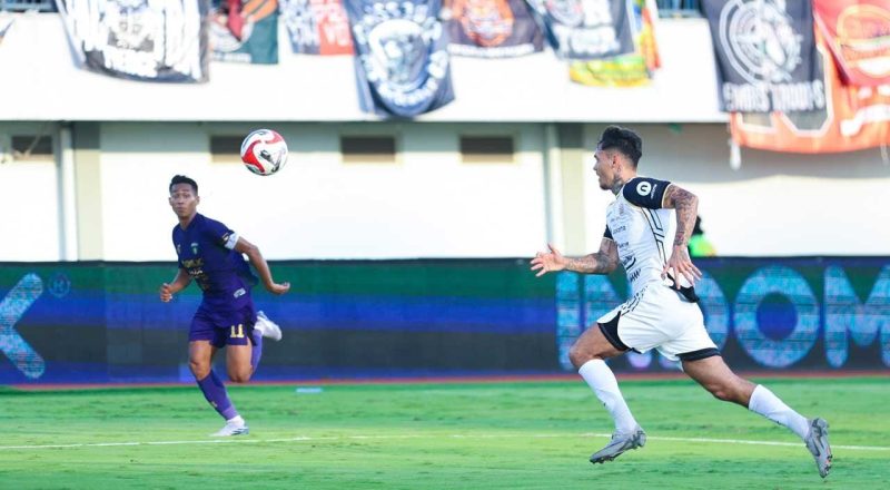 Persaingan Sengit di Sektor Bek Kiri Persija: Shayne Pattynama Tak Menyerah